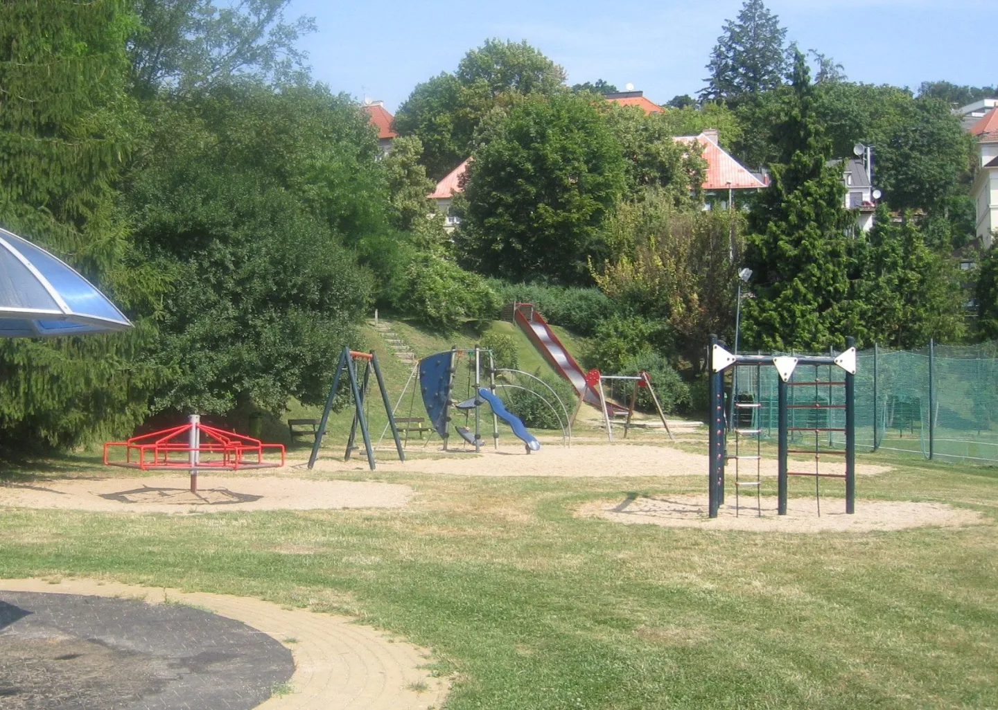 Na skluzavce si chlapec zlomil dva obratle.