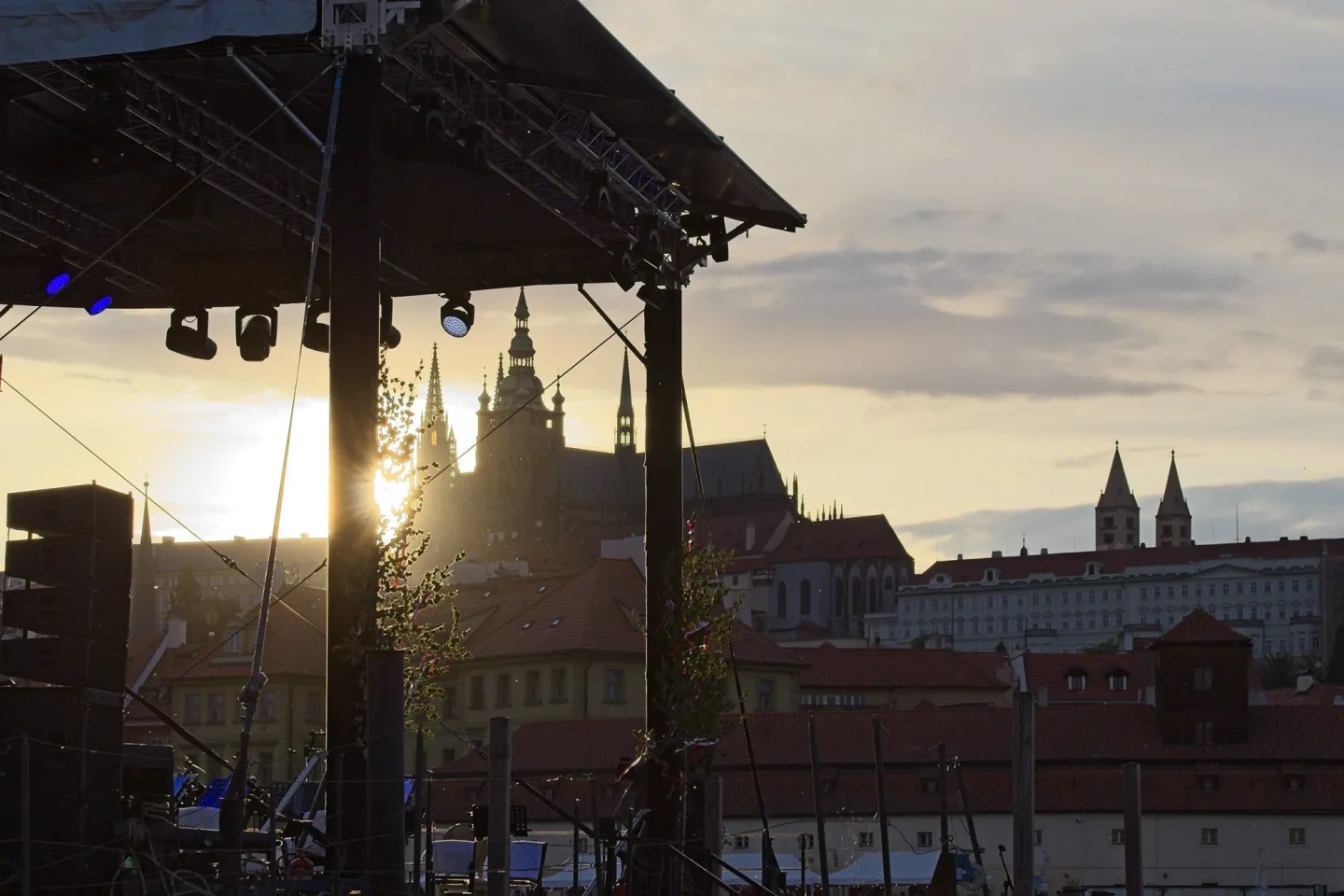 FOTO: Karlův most ožil barokními slavnostmi Navalis. Zakončen byl koncertem na Vltavě