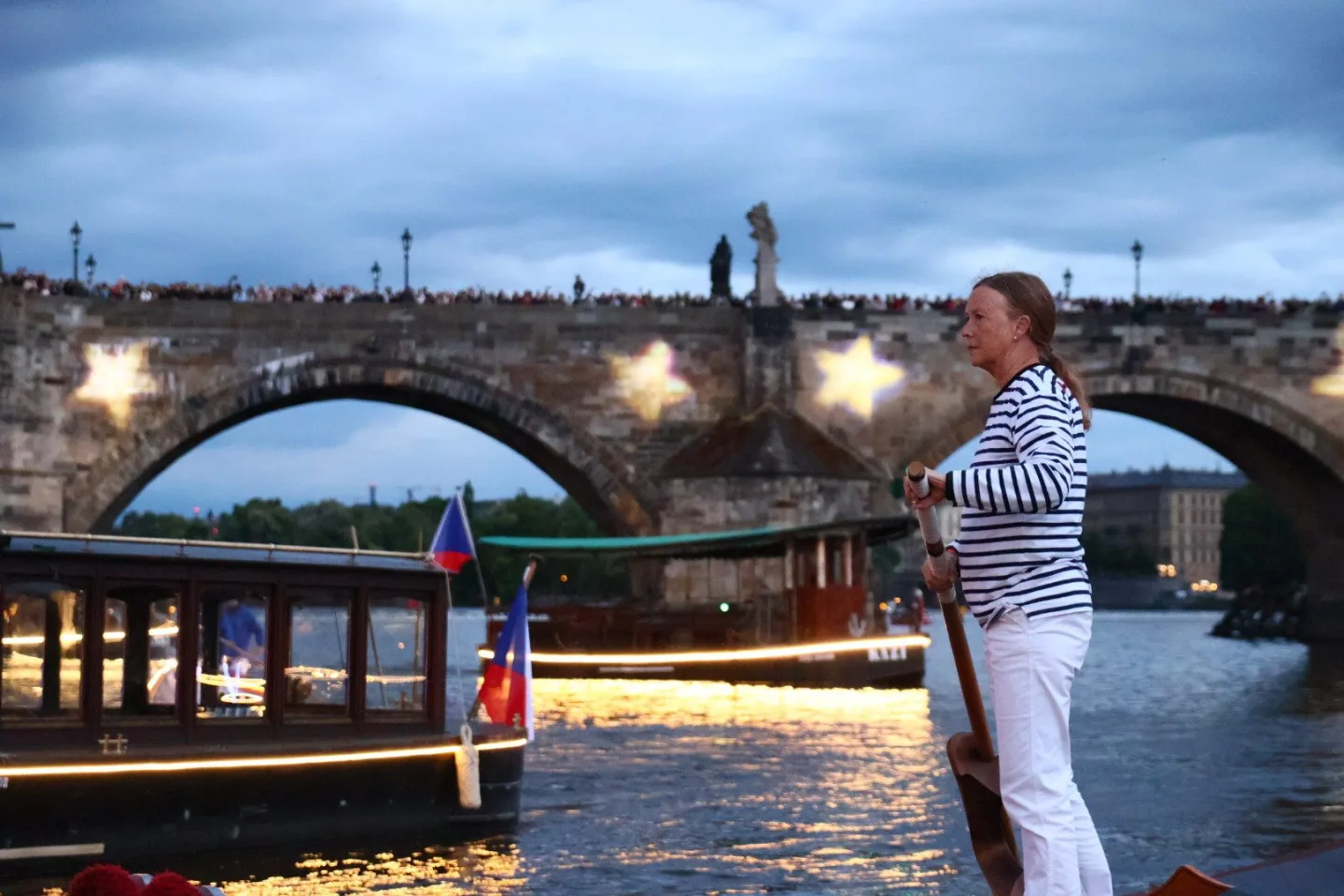 FOTO: Karlův most ožil barokními slavnostmi Navalis. Zakončen byl koncertem na Vltavě