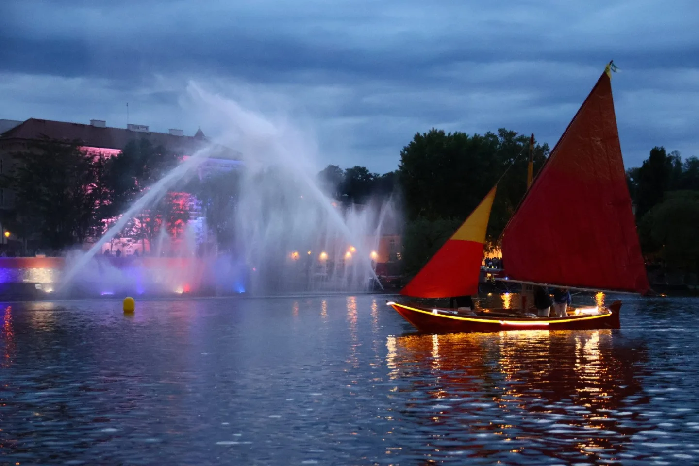 FOTO: Karlův most ožil barokními slavnostmi Navalis. Zakončen byl koncertem na Vltavě