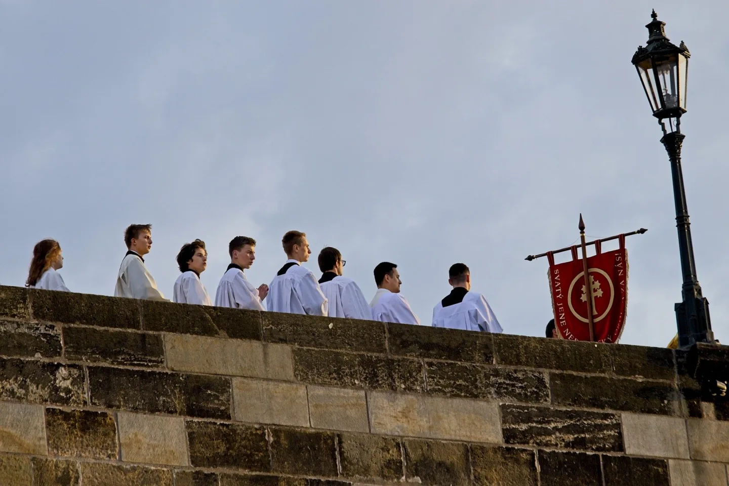 FOTO: Karlův most ožil barokními slavnostmi Navalis. Zakončen byl koncertem na Vltavě