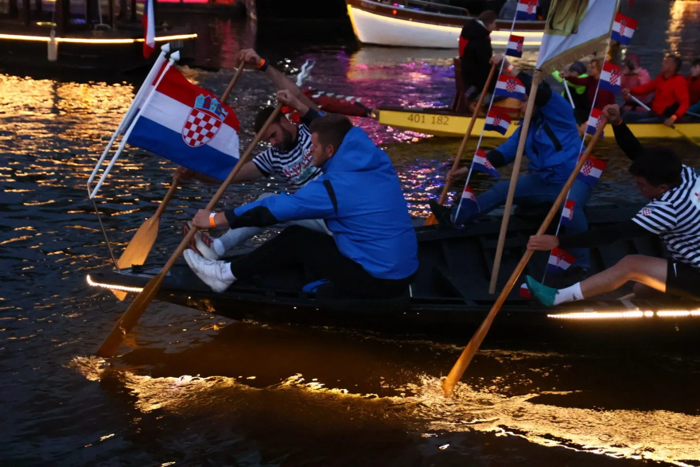 FOTO: Karlův most ožil barokními slavnostmi Navalis. Zakončen byl koncertem na Vltavě