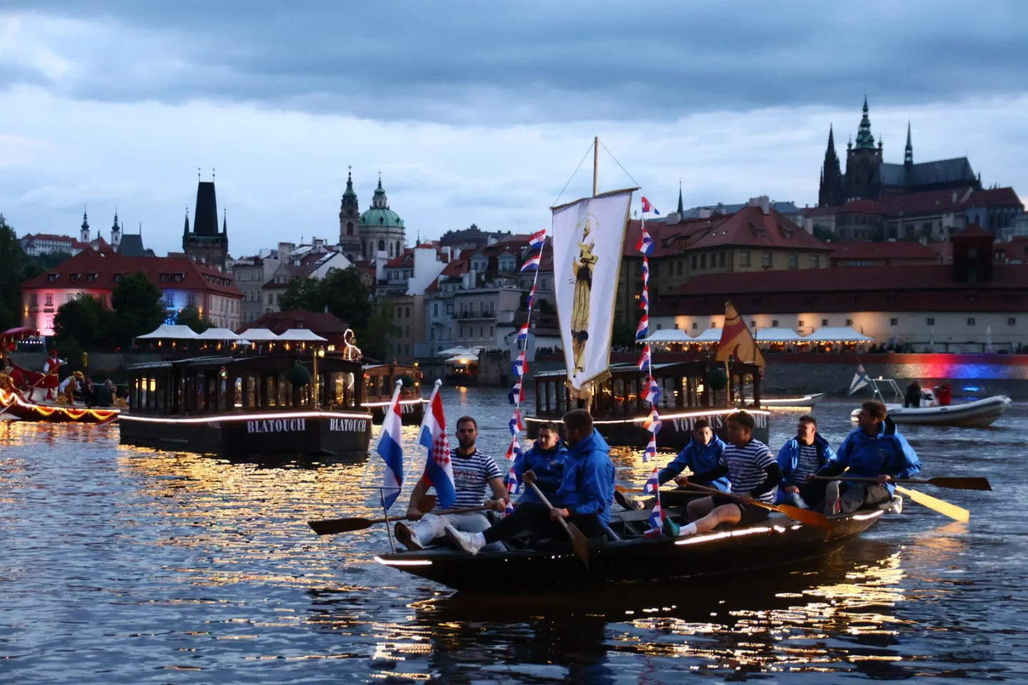 FOTO: Karlův most ožil barokními slavnostmi Navalis. Zakončen byl koncertem na Vltavě