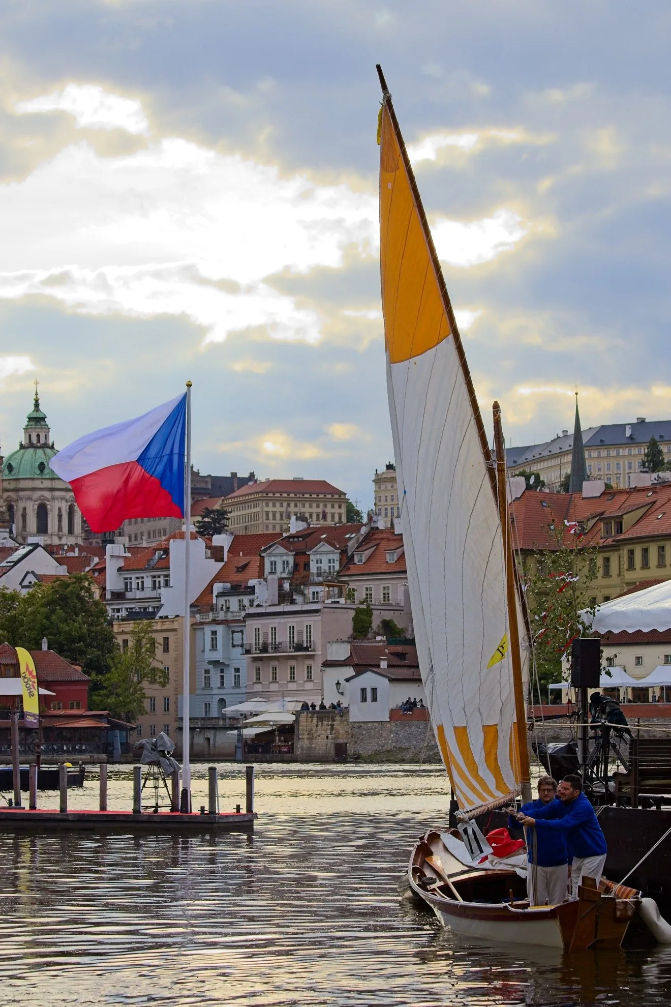 FOTO: Karlův most ožil barokními slavnostmi Navalis. Zakončen byl koncertem na Vltavě
