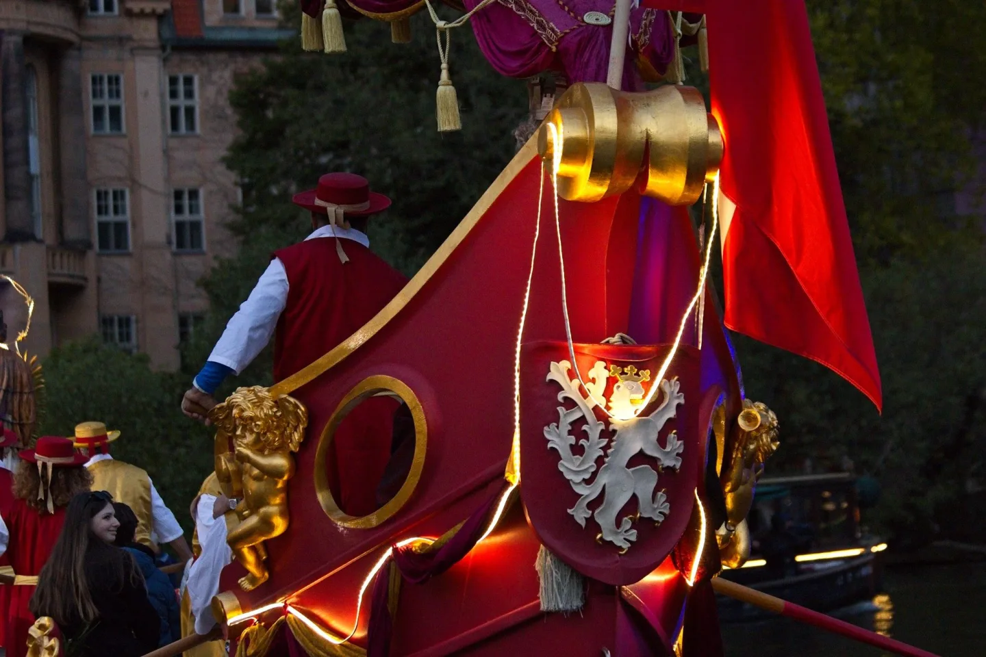 FOTO: Karlův most ožil barokními slavnostmi Navalis. Zakončen byl koncertem na Vltavě