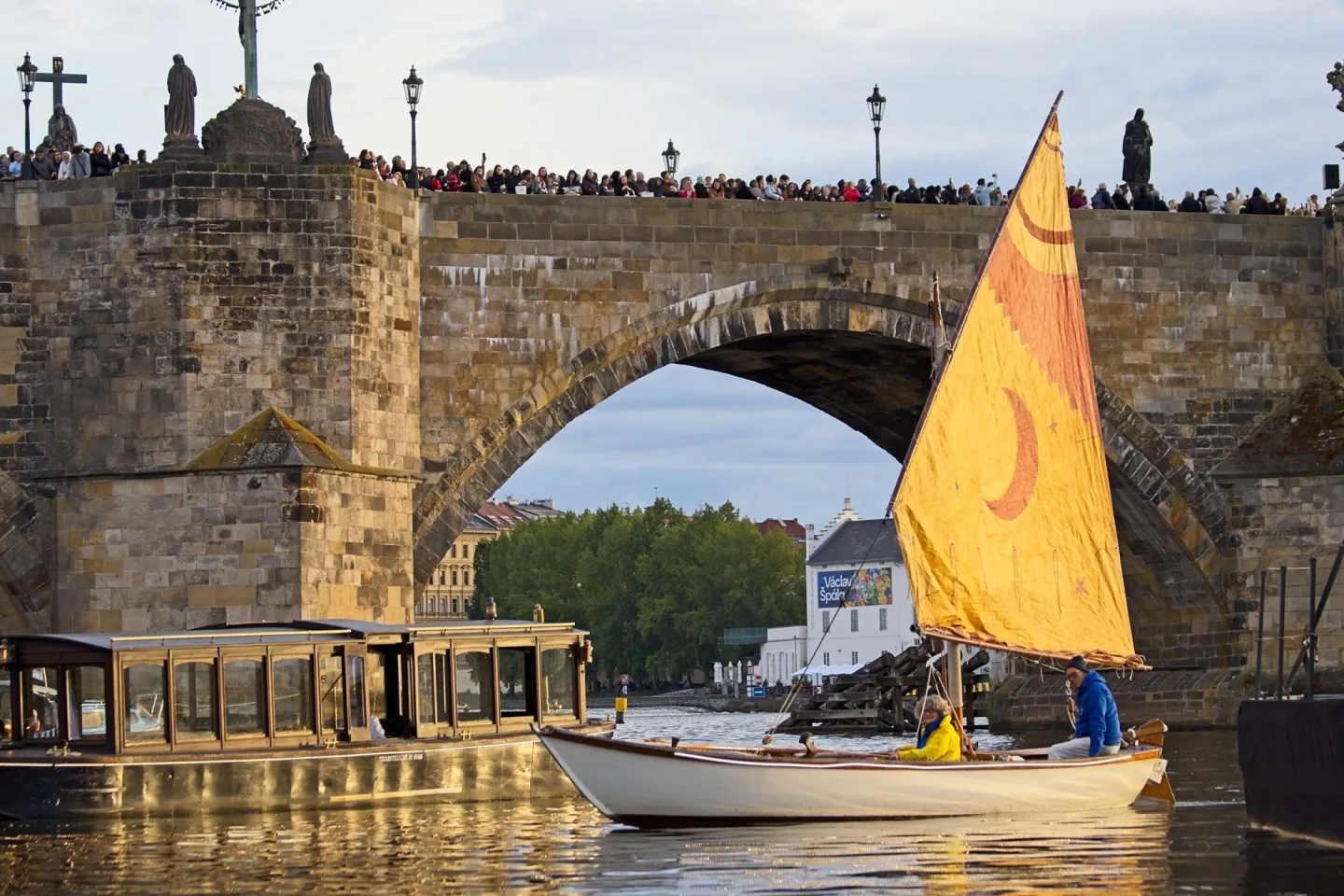 FOTO: Karlův most ožil barokními slavnostmi Navalis. Zakončen byl koncertem na Vltavě