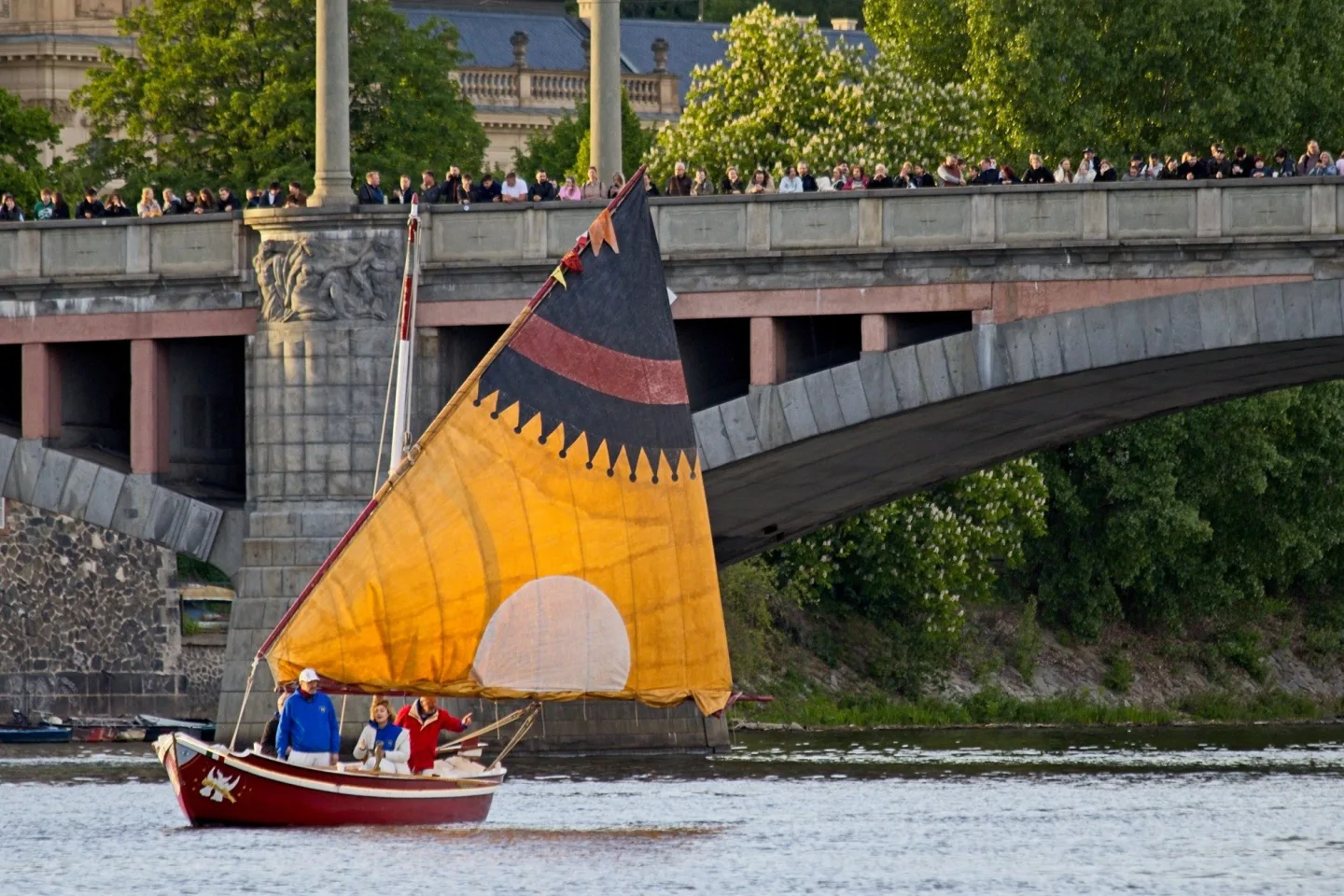 FOTO: Karlův most ožil barokními slavnostmi Navalis. Zakončen byl koncertem na Vltavě