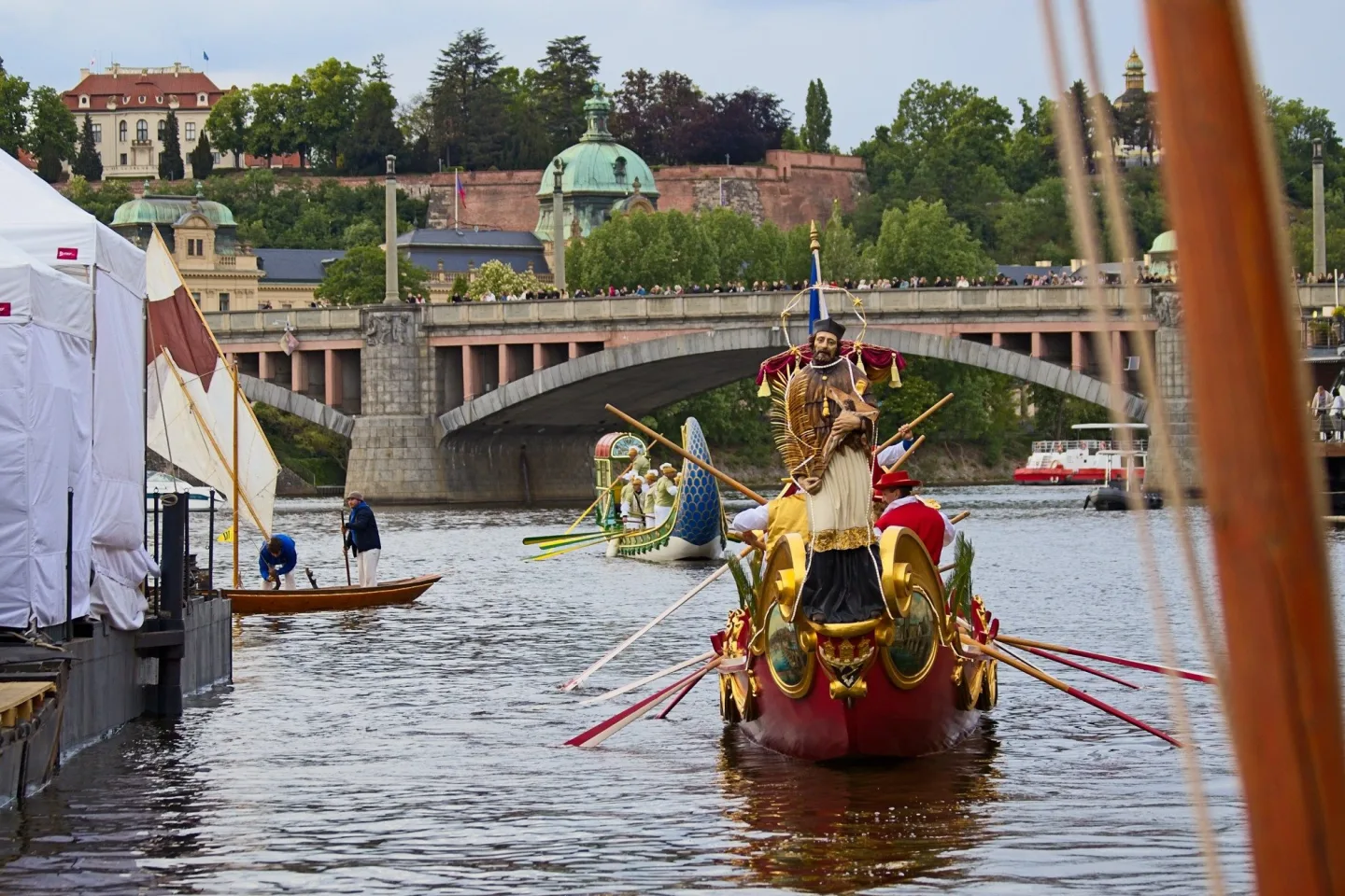 FOTO: Karlův most ožil barokními slavnostmi Navalis. Zakončen byl koncertem na Vltavě