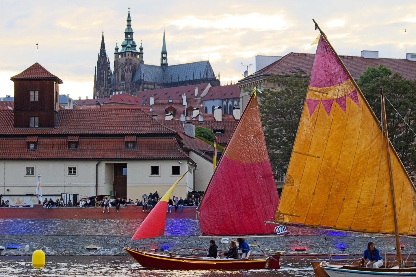 FOTO: Karlův most ožil barokními slavnostmi Navalis. Zakončen byl koncertem na Vltavě