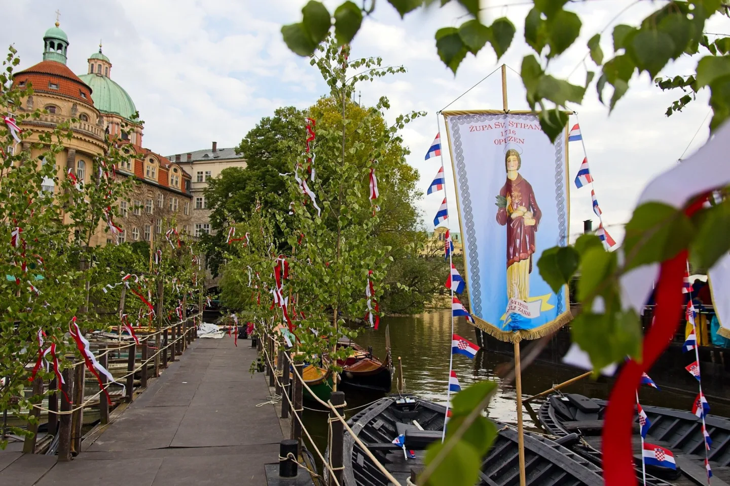 FOTO: Karlův most ožil barokními slavnostmi Navalis. Zakončen byl koncertem na Vltavě