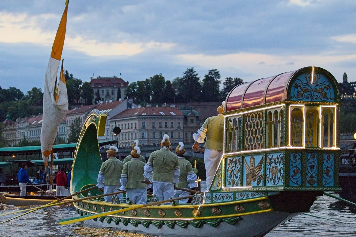 FOTO: Karlův most ožil barokními slavnostmi Navalis. Zakončen byl koncertem na Vltavě