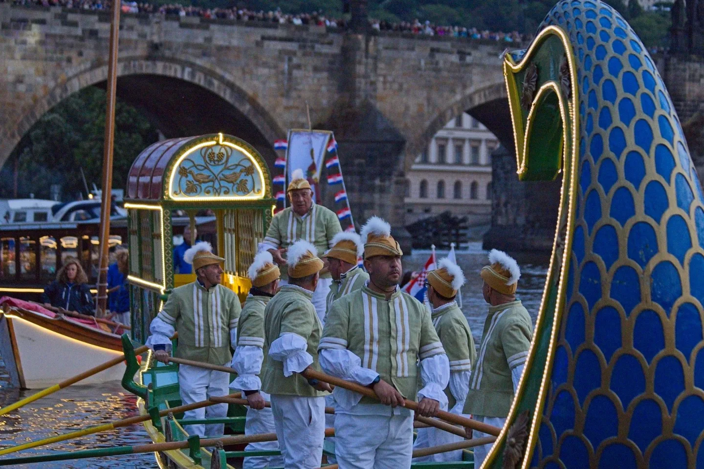 FOTO: Karlův most ožil barokními slavnostmi Navalis. Zakončen byl koncertem na Vltavě