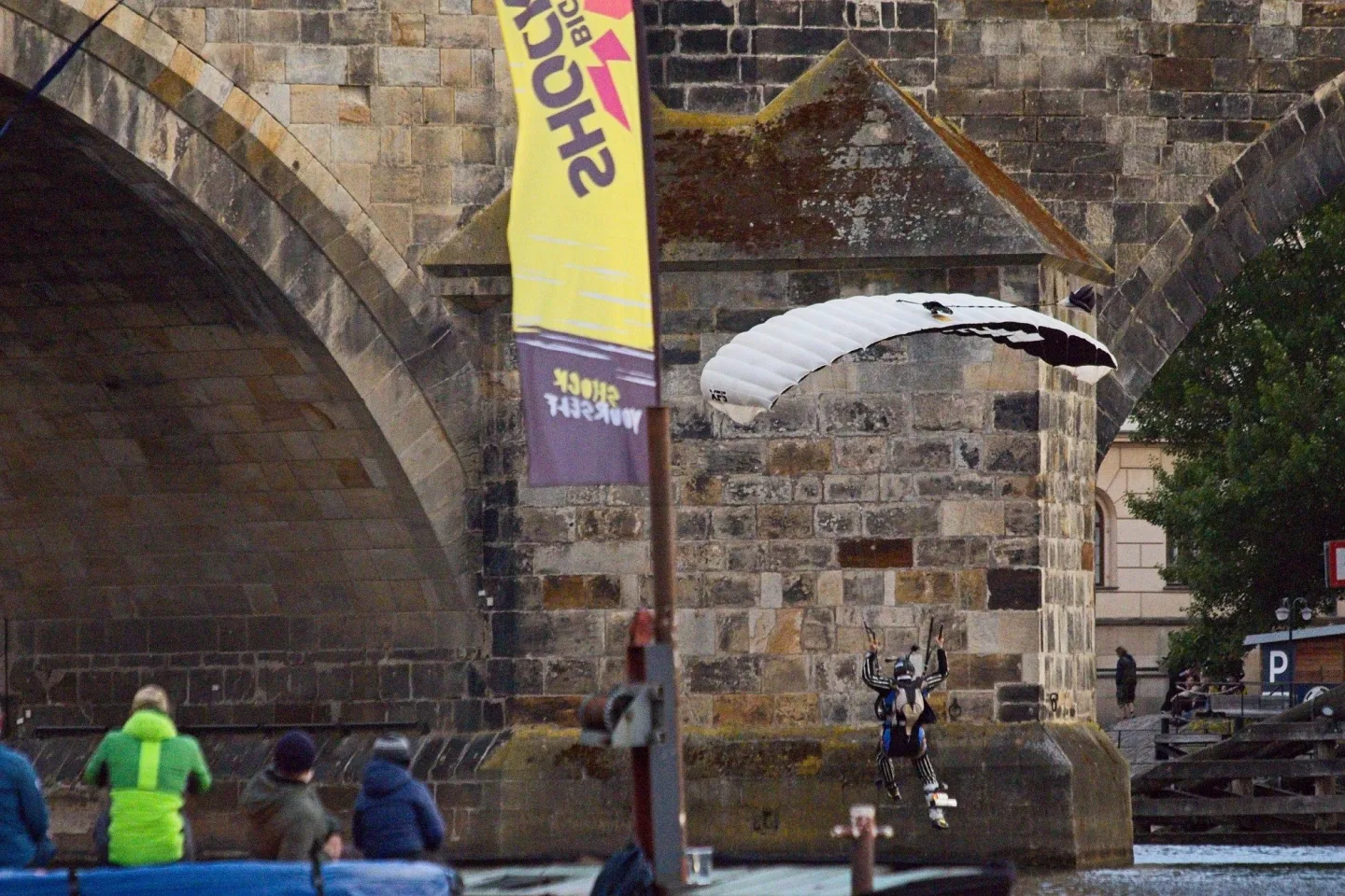 FOTO: Karlův most ožil barokními slavnostmi Navalis. Zakončen byl koncertem na Vltavě
