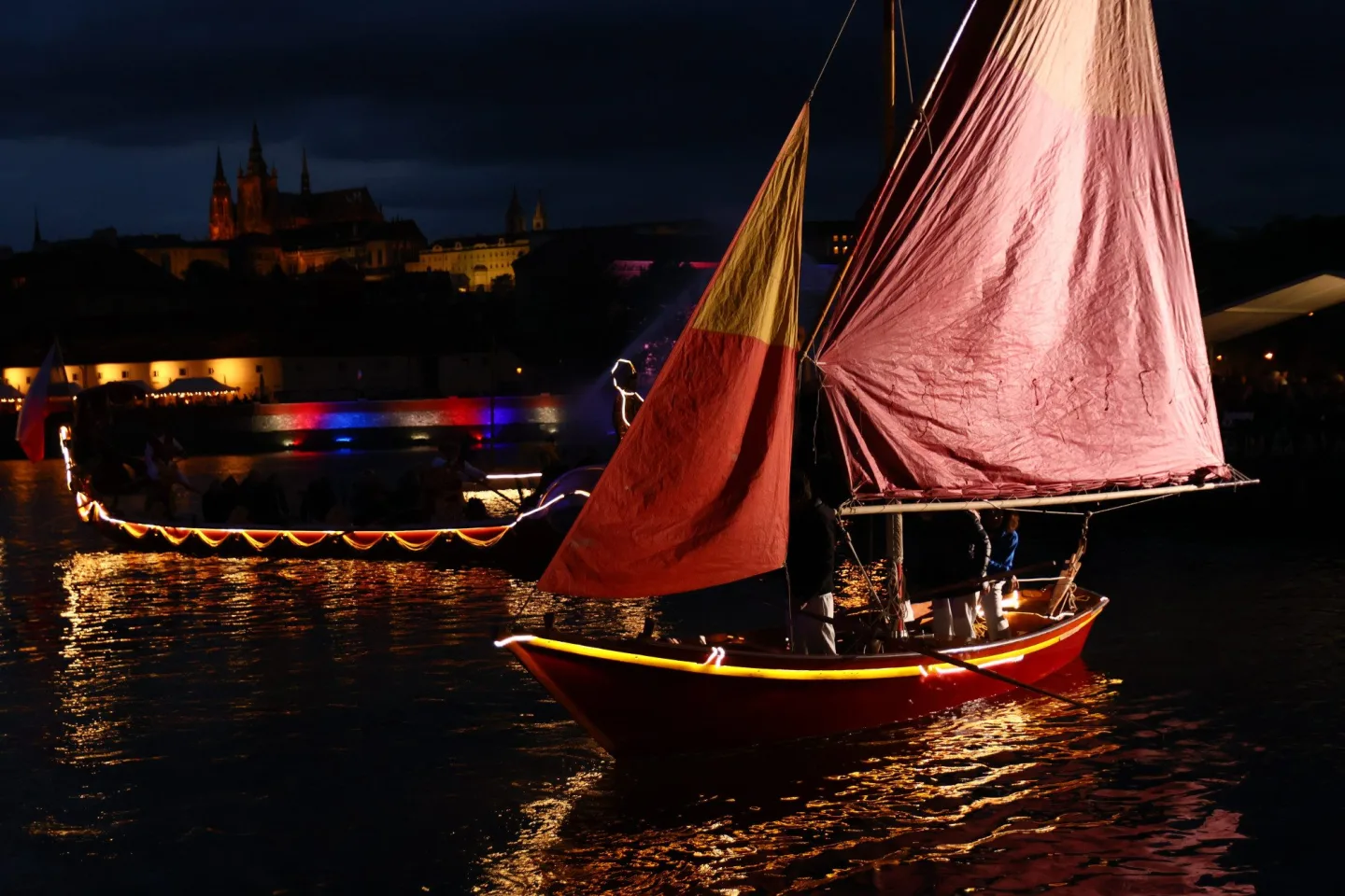 FOTO: Karlův most ožil barokními slavnostmi Navalis. Zakončen byl koncertem na Vltavě