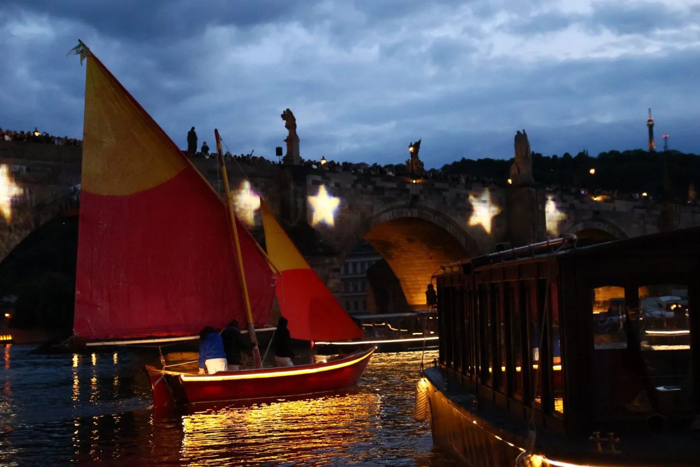 FOTO: Karlův most ožil barokními slavnostmi Navalis. Zakončen byl koncertem na Vltavě