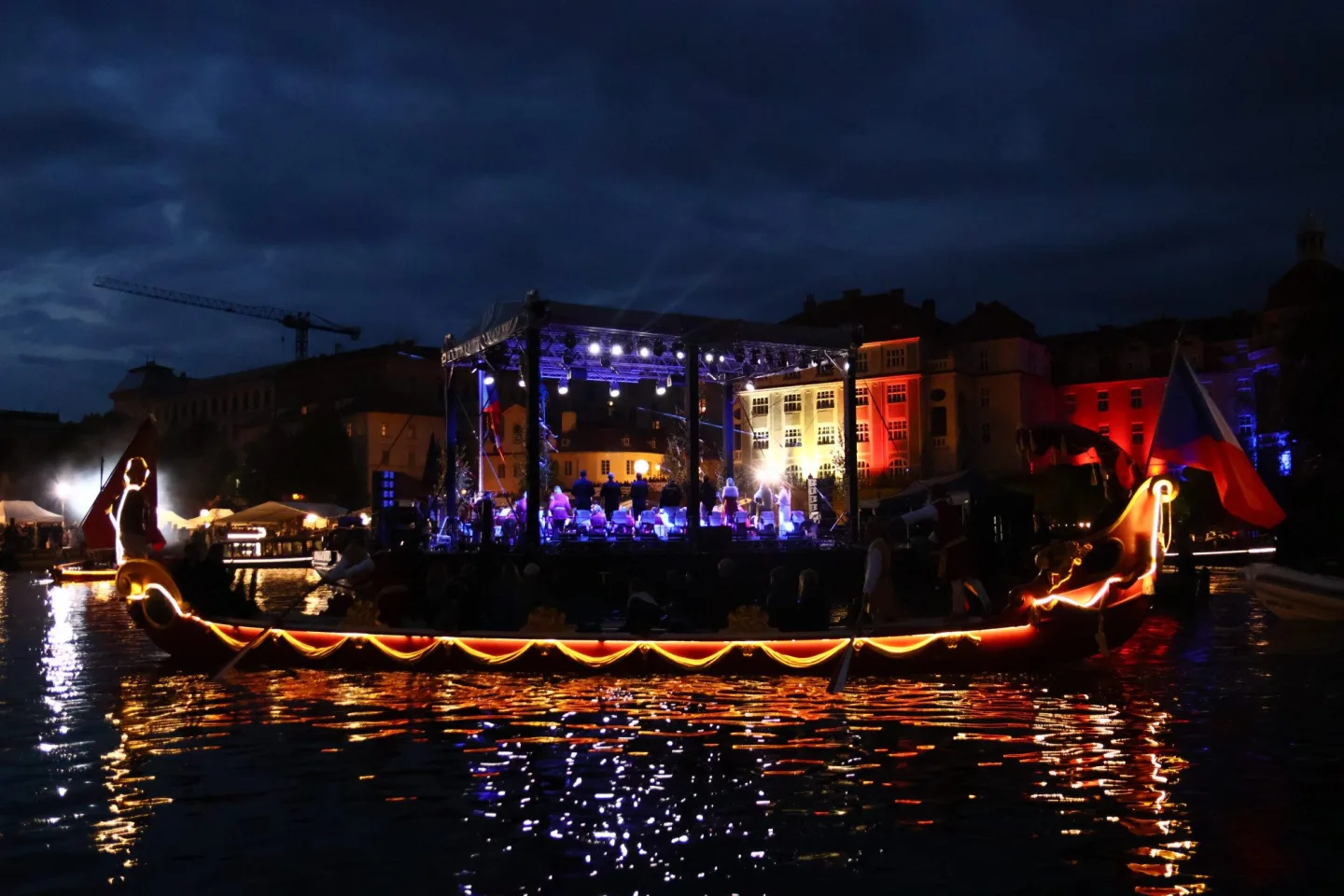 FOTO: Karlův most ožil barokními slavnostmi Navalis. Zakončen byl koncertem na Vltavě