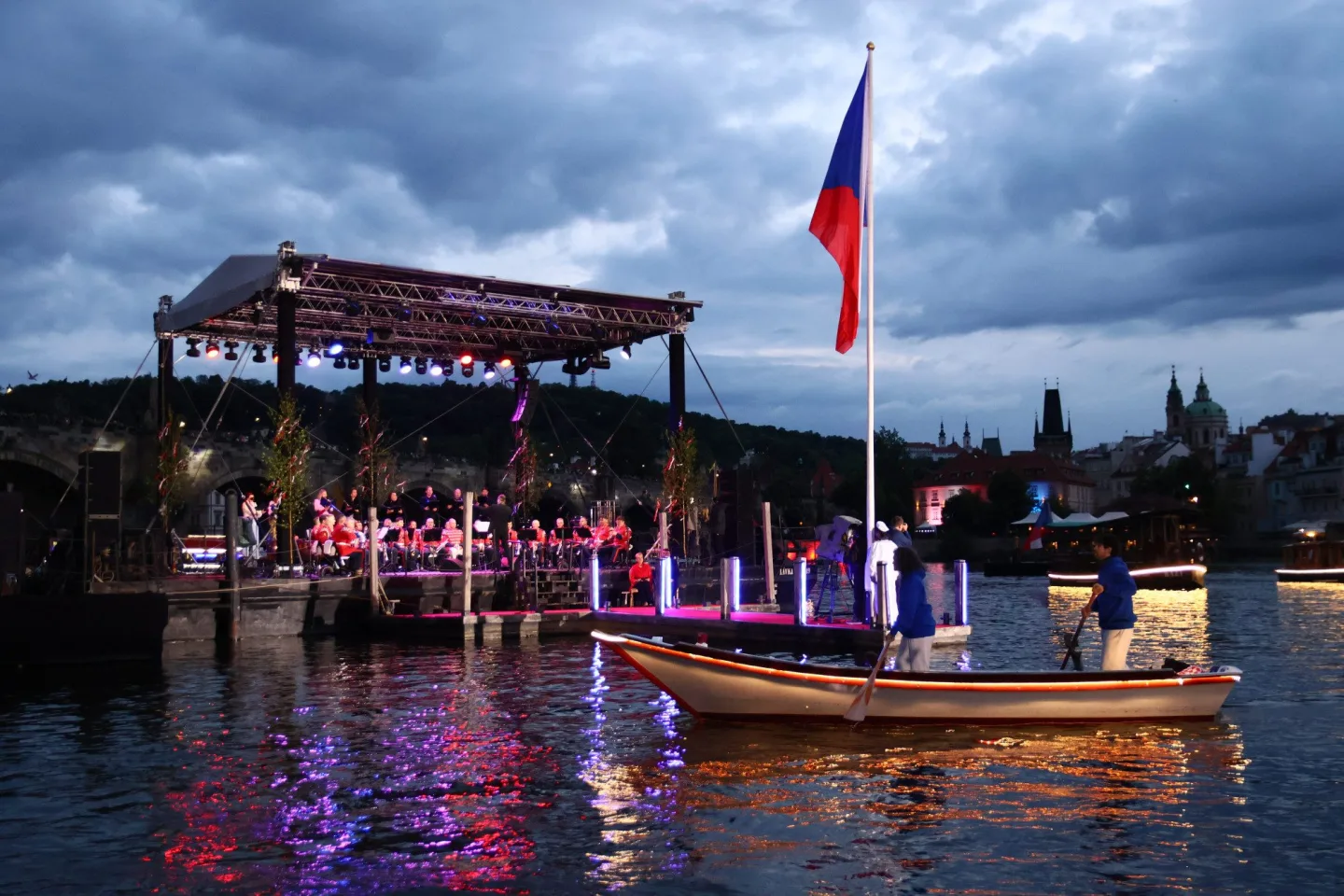 FOTO: Karlův most ožil barokními slavnostmi Navalis. Zakončen byl koncertem na Vltavě
