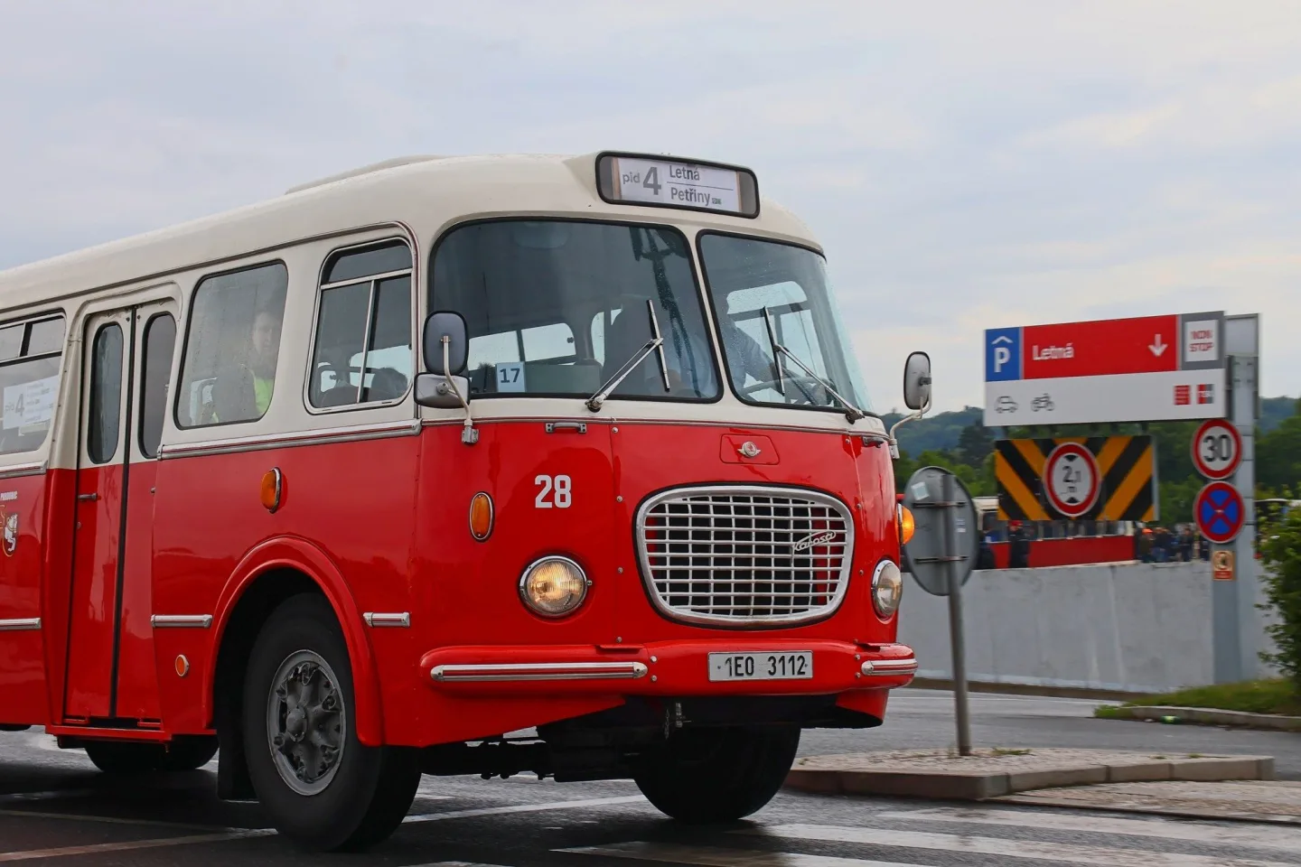 FOTO: Autobusový den PID na Letné přilákal fanoušky historických i moderních autobusů