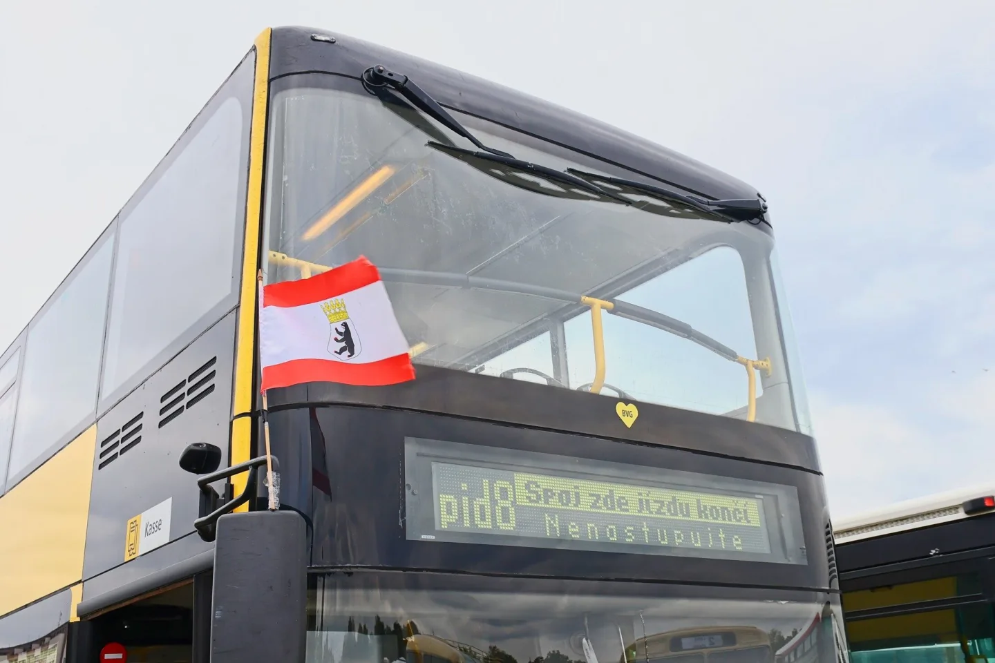 FOTO: Autobusový den PID na Letné přilákal fanoušky historických i moderních autobusů