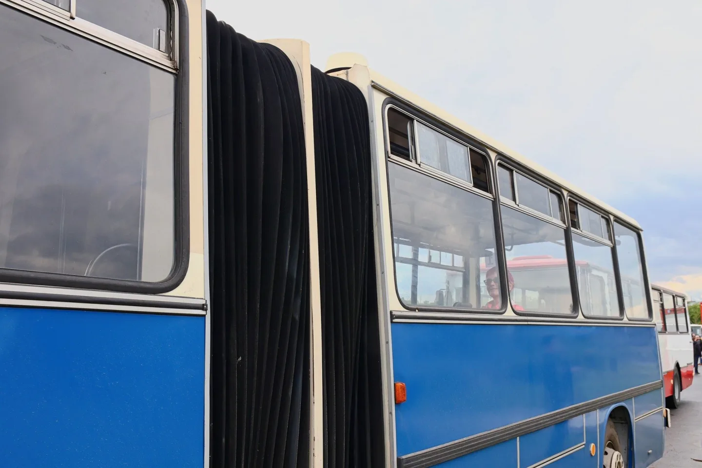 FOTO: Autobusový den PID na Letné přilákal fanoušky historických i moderních autobusů