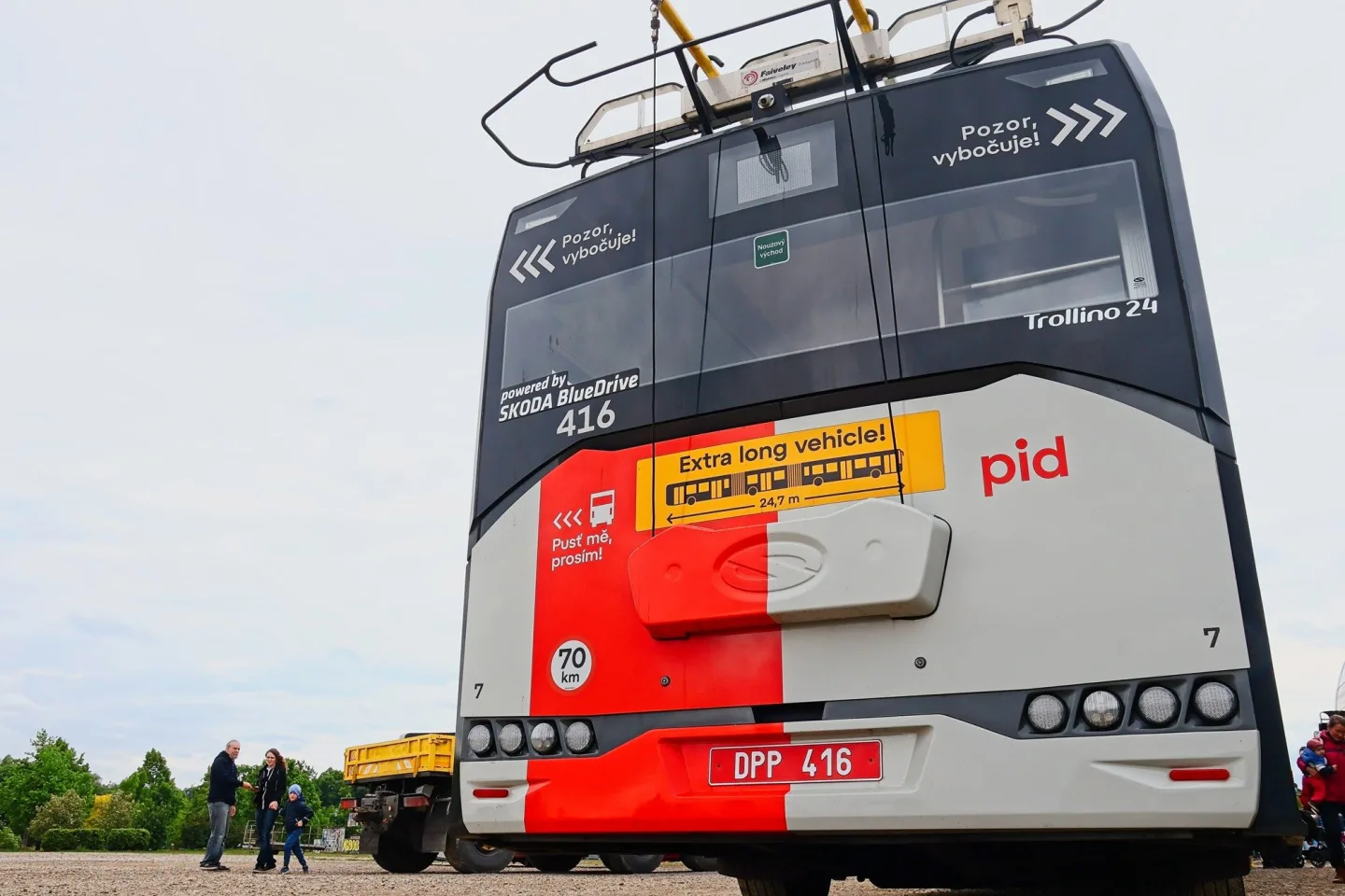 FOTO: Autobusový den PID na Letné přilákal fanoušky historických i moderních autobusů