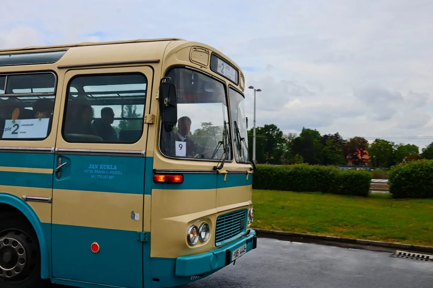 FOTO: Autobusový den PID na Letné přilákal fanoušky historických i moderních autobusů