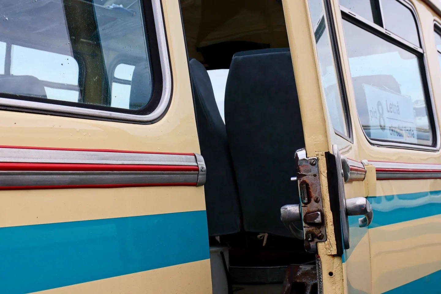 FOTO: Autobusový den PID na Letné přilákal fanoušky historických i moderních autobusů