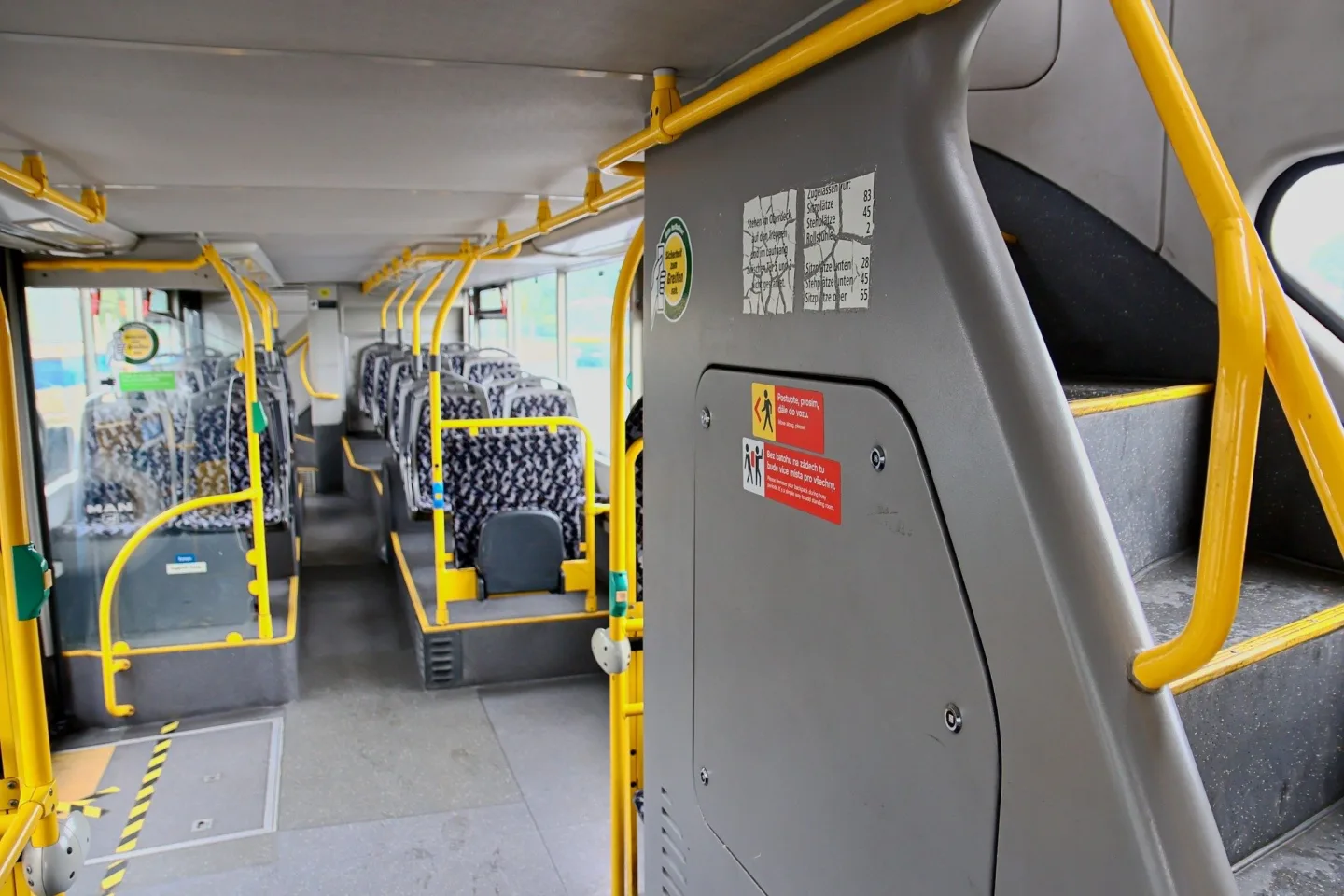 FOTO: Autobusový den PID na Letné přilákal fanoušky historických i moderních autobusů