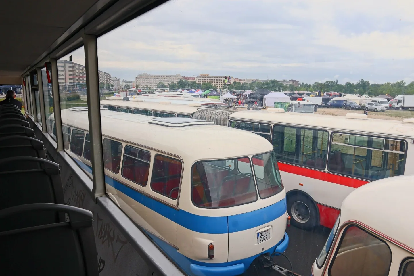 FOTO: Autobusový den PID na Letné přilákal fanoušky historických i moderních autobusů