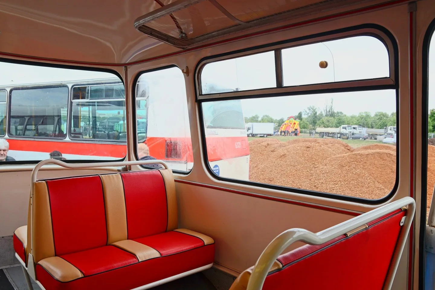 FOTO: Autobusový den PID na Letné přilákal fanoušky historických i moderních autobusů
