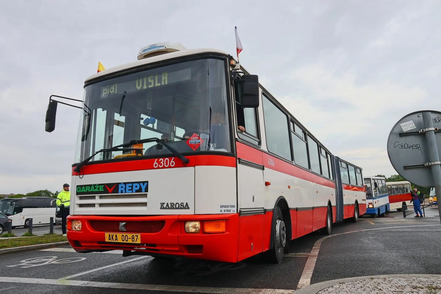 FOTO: Autobusový den PID na Letné přilákal fanoušky historických i moderních autobusů