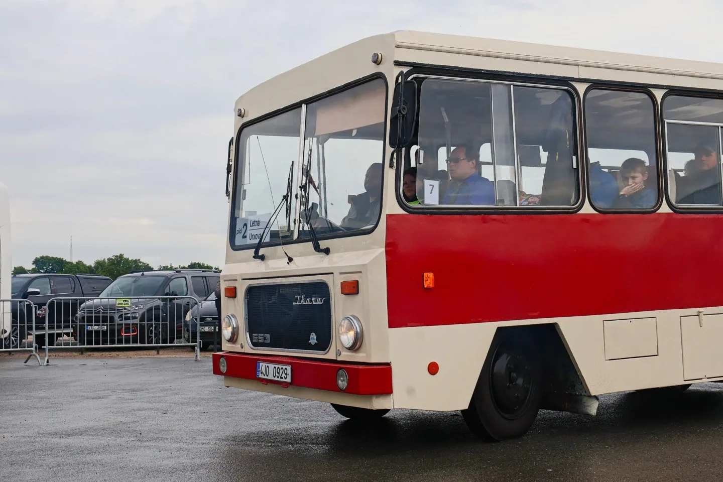 FOTO: Autobusový den PID na Letné přilákal fanoušky historických i moderních autobusů