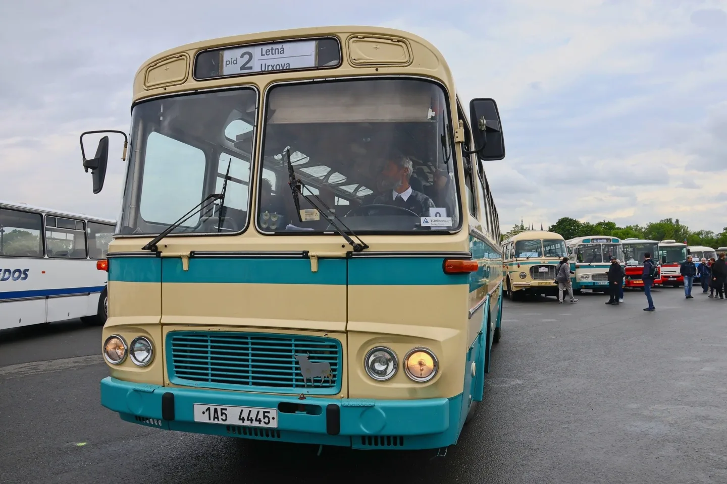 FOTO: Autobusový den PID na Letné přilákal fanoušky historických i moderních autobusů