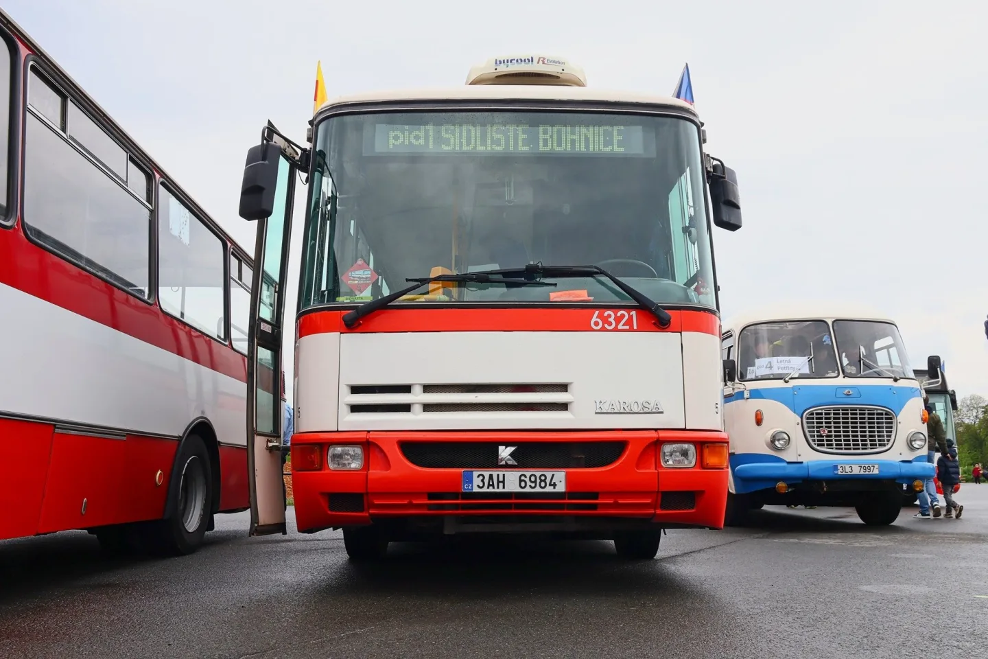 FOTO: Autobusový den PID na Letné přilákal fanoušky historických i moderních autobusů