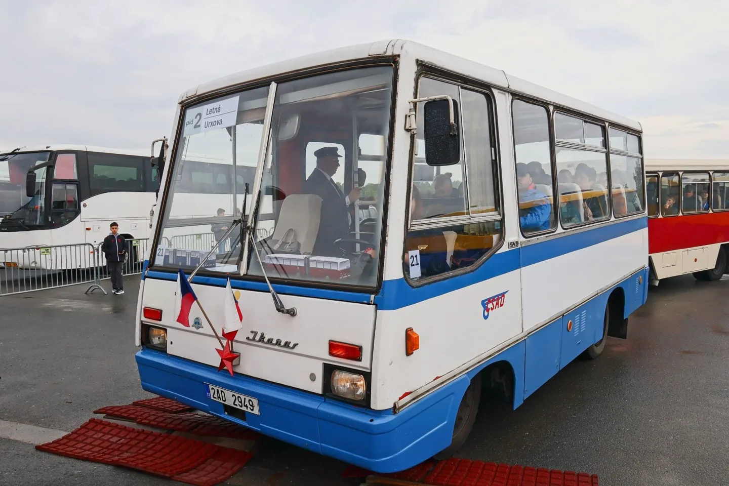 FOTO: Autobusový den PID na Letné přilákal fanoušky historických i moderních autobusů