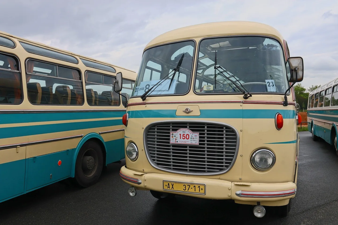 FOTO: Autobusový den PID na Letné přilákal fanoušky historických i moderních autobusů