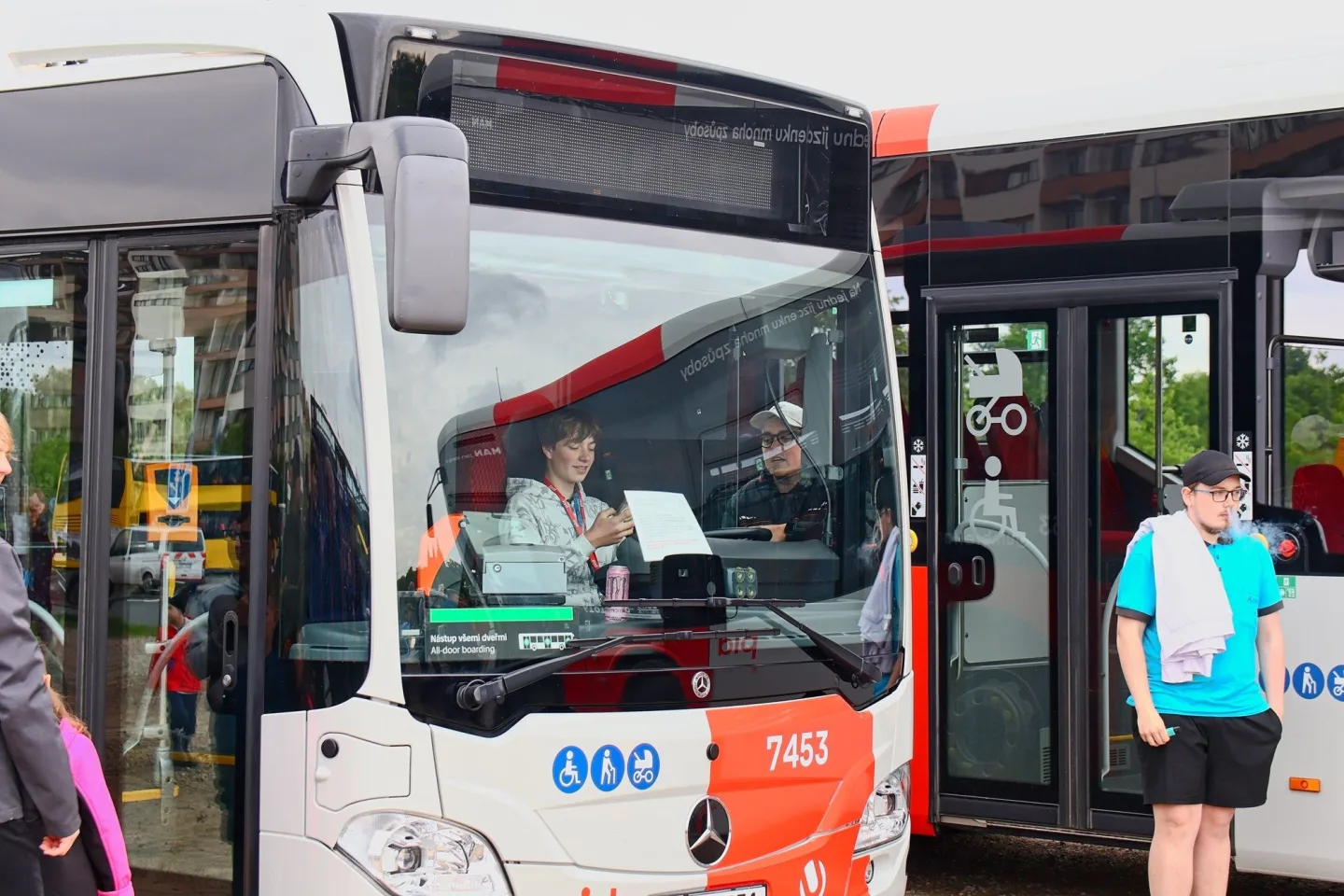 FOTO: Autobusový den PID na Letné přilákal fanoušky historických i moderních autobusů