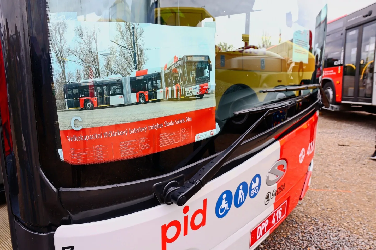 FOTO: Autobusový den PID na Letné přilákal fanoušky historických i moderních autobusů