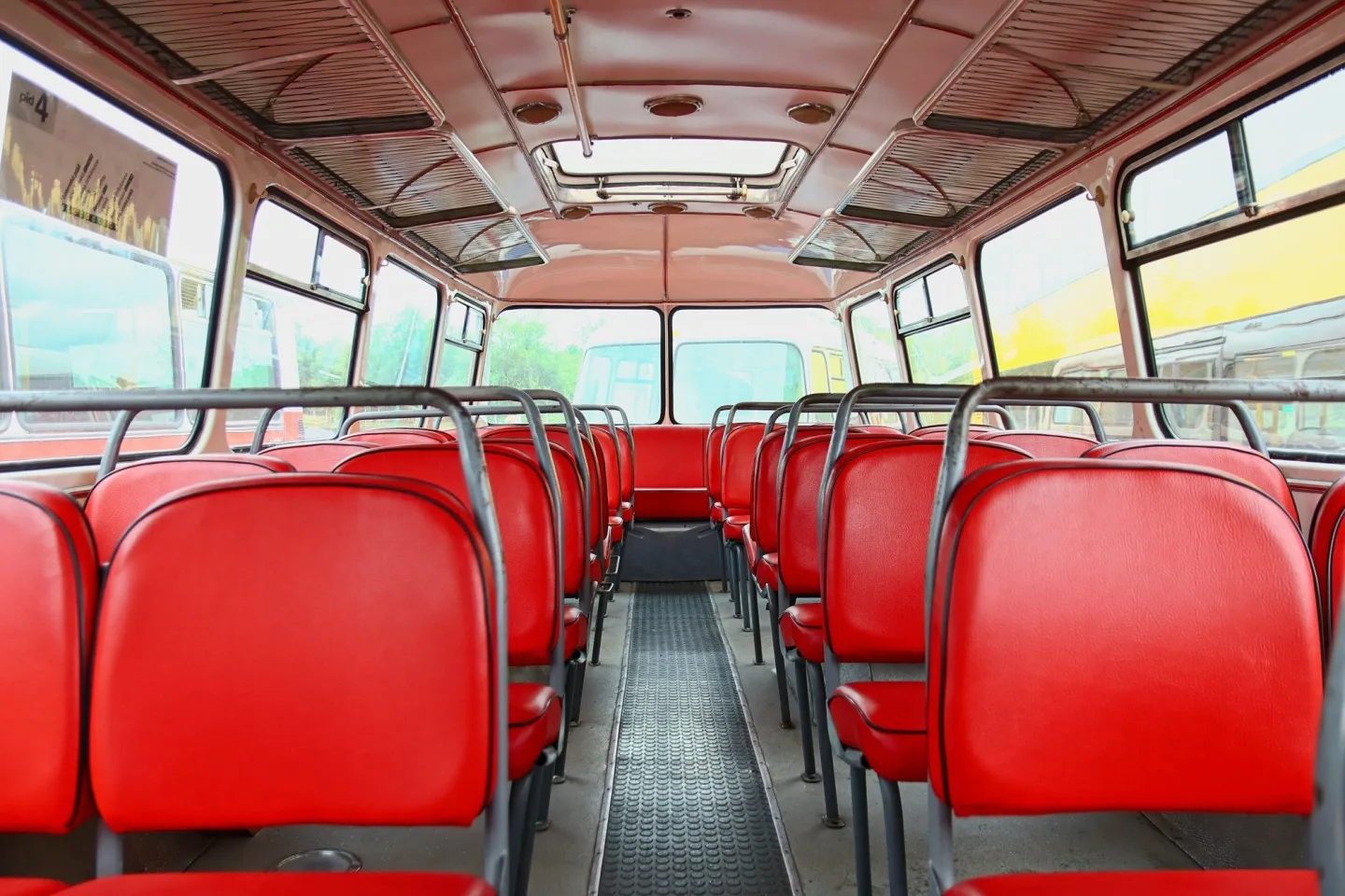 FOTO: Autobusový den PID na Letné přilákal fanoušky historických i moderních autobusů