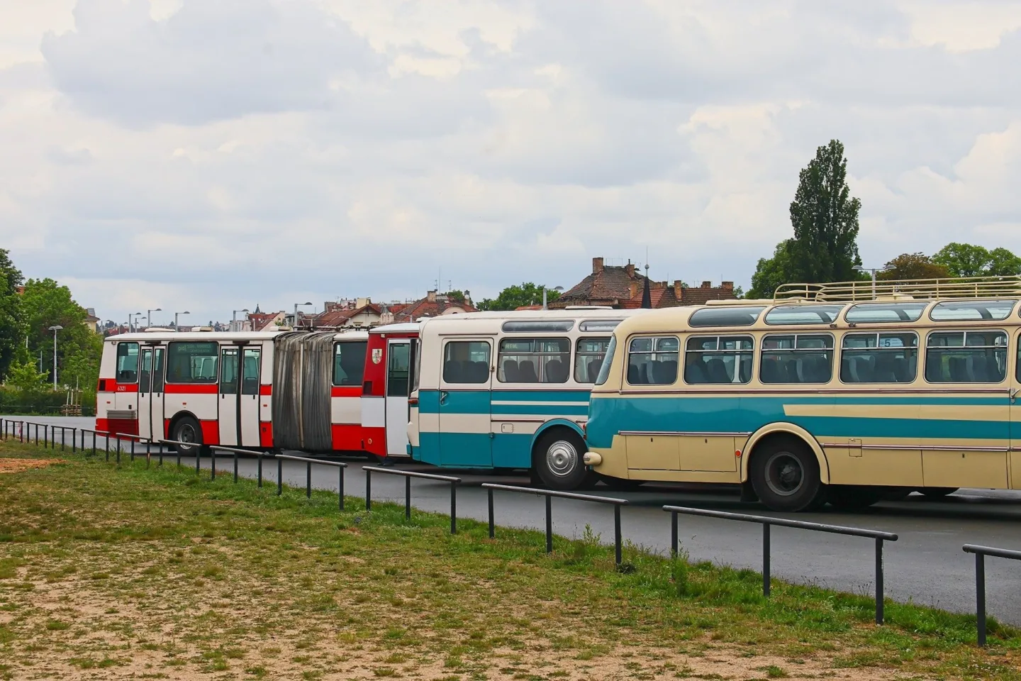 FOTO: Autobusový den PID na Letné přilákal fanoušky historických i moderních autobusů