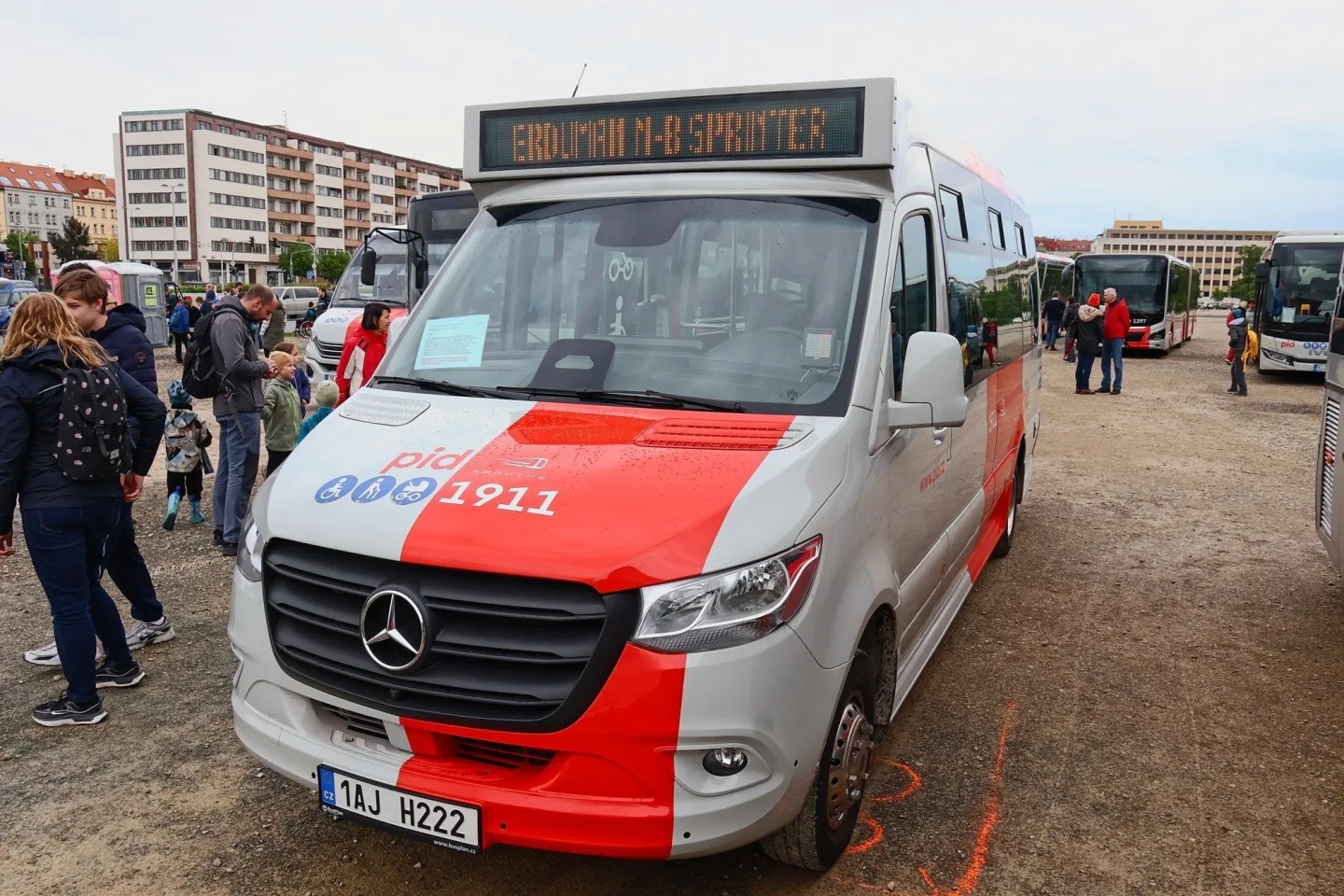 FOTO: Autobusový den PID na Letné přilákal fanoušky historických i moderních autobusů