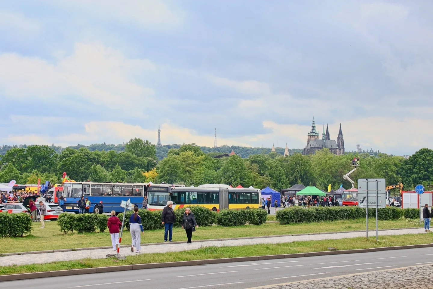 FOTO: Autobusový den PID na Letné přilákal fanoušky historických i moderních autobusů