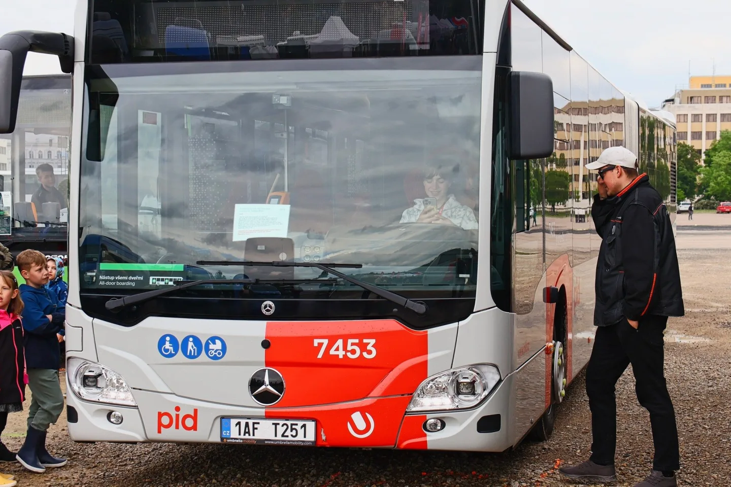 FOTO: Autobusový den PID na Letné přilákal fanoušky historických i moderních autobusů