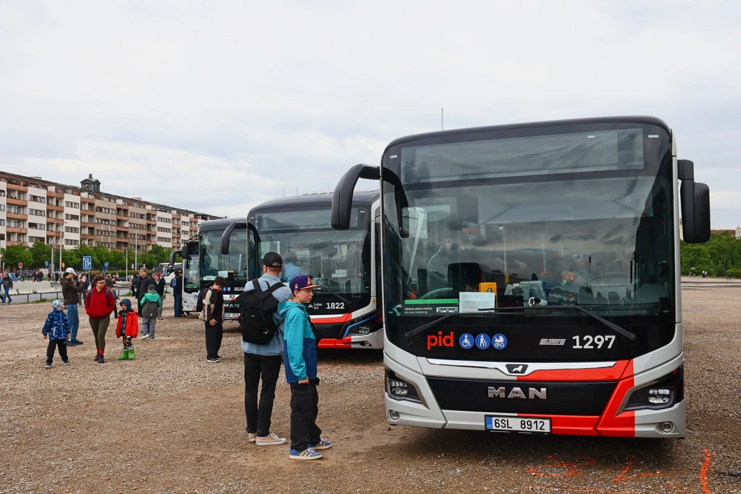 FOTO: Autobusový den PID na Letné přilákal fanoušky historických i moderních autobusů