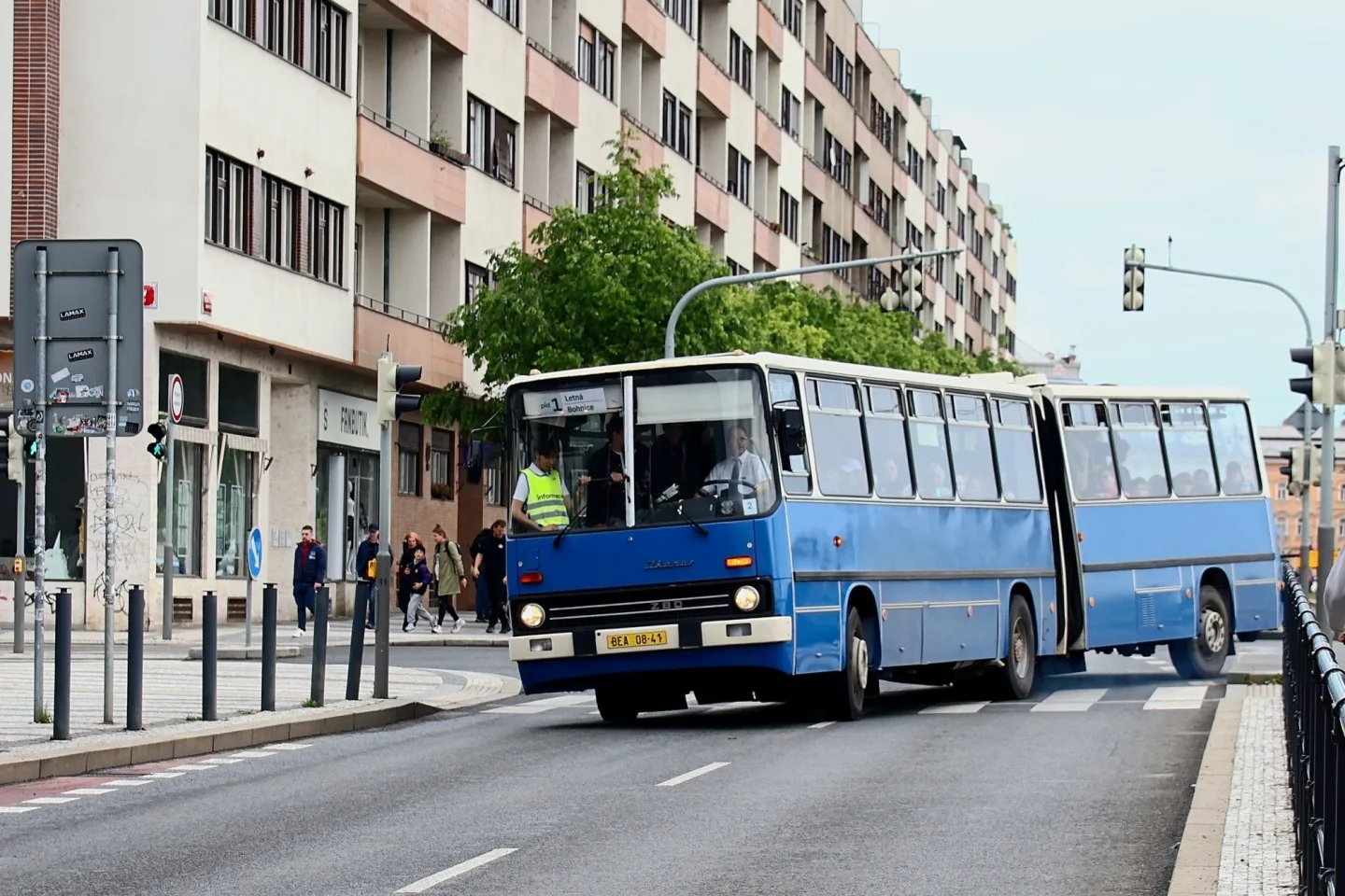 FOTO: Autobusový den PID na Letné přilákal fanoušky historických i moderních autobusů
