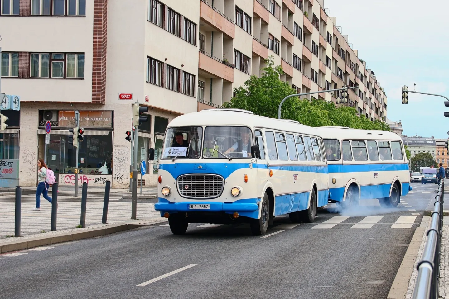 FOTO: Autobusový den PID na Letné přilákal fanoušky historických i moderních autobusů