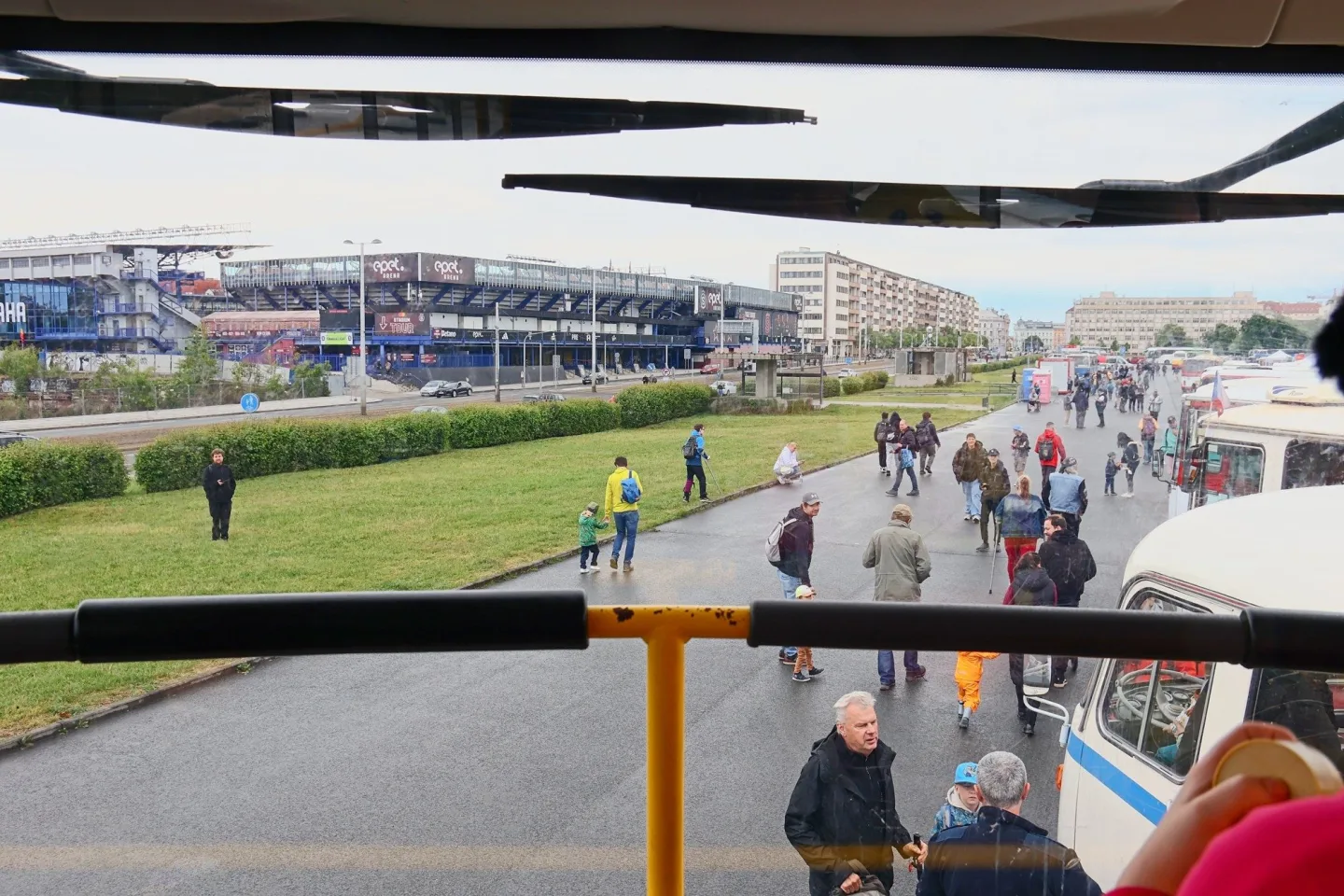 FOTO: Autobusový den PID na Letné přilákal fanoušky historických i moderních autobusů