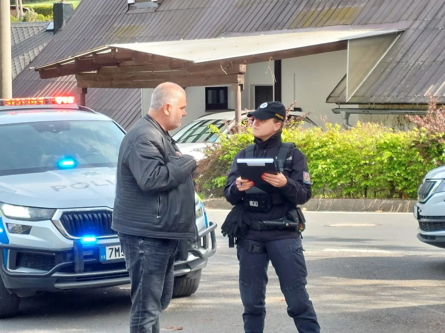 Muž vykradl kasičku lesního baru na Jesenicku, dopadli ho pražští policisté na výletě
