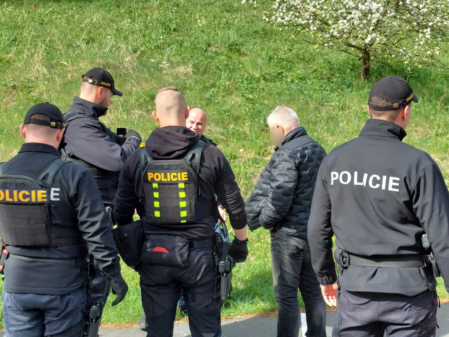 Muž vykradl kasičku lesního baru na Jesenicku, dopadli ho pražští policisté na výletě