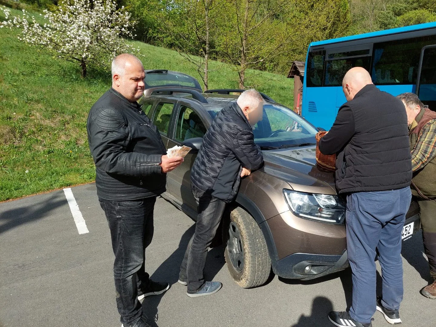 Muž vykradl kasičku lesního baru na Jesenicku, dopadli ho pražští policisté na výletě
